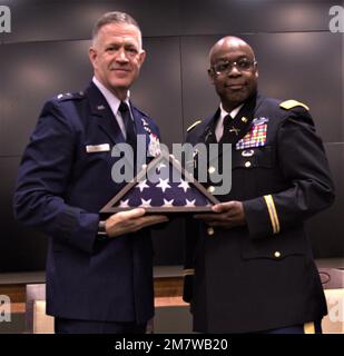 Rich Neely, l'Adjutant General dell'Illinois e Comandante della Guardia Nazionale dell'Illinois presenta una bandiera americana al col. Nick Johnson durante la cerimonia di pensionamento doppio per il col. Craig Holan, Chi ha comandato la Brigata di miglioramento di manovra del 404th e si è ritirato dopo quasi 40 anni di servizio e col. Johnson, che ha comandato la Brigata di comando della truppa del 65th e ha servito per 32 anni. La doppia cerimonia di pensionamento si è tenuta il 14 maggio presso l'Accademia militare dell'Illinois a Camp Lincoln a Springfield, Illinois. Foto Stock