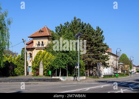 Targoviste, Romania, 1 maggio 2022: Vecchia casa vicino alla strada nella parte storica della città Foto Stock