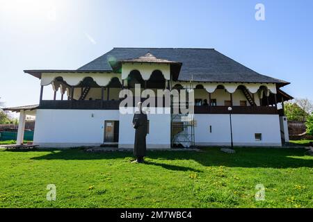 Targoviste, Romania, 1 maggio 2022: Museo della Stampa e del Vecchio Libro Rumeno (Muzeul Tiparului si al Cartii Vechi Romanesti) nei pressi della Corte reale (Curtea Foto Stock