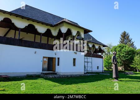 Targoviste, Romania, 1 maggio 2022: Museo della Stampa e del Vecchio Libro Rumeno (Muzeul Tiparului si al Cartii Vechi Romanesti) nei pressi della Corte reale (Curtea Foto Stock