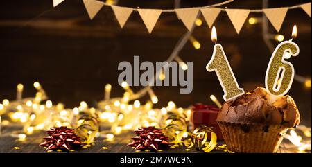 Festa di compleanno numero 2 candela con oro e argento palloncini Foto  stock - Alamy