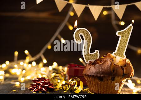 Festa di compleanno numero 21 candela con oro e argento palloncini Foto  stock - Alamy