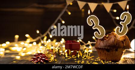 33 Buon compleanno. Torta con candela Foto stock - Alamy