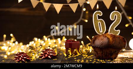 Torta di compleanno con il numero di candele 62 isolato su sfondo bianco  Foto stock - Alamy