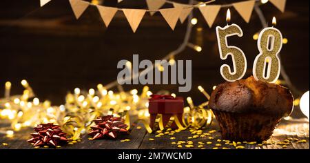 Torta di compleanno con candele numero 39 isolato su sfondo bianco Foto  stock - Alamy