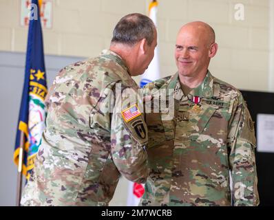 (Da sinistra a destra) il col. Dave Mattimore, ufficiale dell'aviazione di stato della Guardia Nazionale dell'Esercito del New Hampshire, presenta il Chief Warrant Officer 5 Daniel Jacques con una Meritorious Service Medal, presso l'Army Aviation Support Facility, maggio 15, a Concord, NH. Jacques si ritirò dopo 40 anni di servizio alla Guardia Nazionale dell'Esercito del New Hampshire. Durante il suo mandato ha servito come un americano Aviatore militare, schierando sette volte a sostegno di varie operazioni come pilota. (Foto Foto Stock