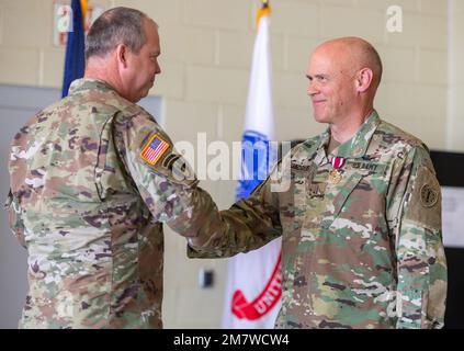 (Da sinistra a destra) il col. Dave Mattimore, ufficiale dell'aviazione di stato della Guardia Nazionale dell'Esercito del New Hampshire, presenta il Chief Warrant Officer 5 Daniel Jacques con una Meritorious Service Medal, presso l'Army Aviation Support Facility, maggio 15, a Concord, NH. Jacques si ritirò dopo 40 anni di servizio alla Guardia Nazionale dell'Esercito del New Hampshire. Durante il suo mandato ha servito come un americano Aviatore militare, schierando sette volte a sostegno di varie operazioni come pilota. (Foto di U.S. Il sergente dell'esercito Courtney Rorick, 114th distaccamento degli affari pubblici) Foto Stock