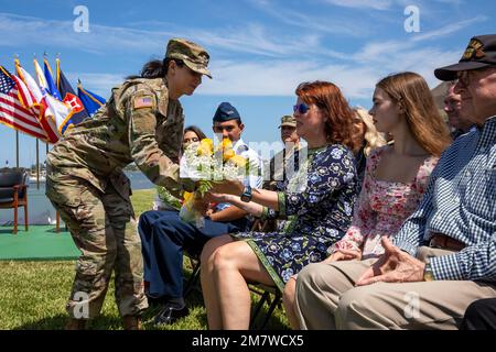 Tracey Kendrick, moglie del comando Sgt. Major James Kendrick, è presentato fiori durante il cambio di responsabilità e la cerimonia di pensione per il comando Sgt. Major Lanham a St. Francis Barracks, St Augustine, Florida il 14 maggio 2022. Il comando Sgt. Maig. Kendrick è il consigliere entrante della guardia nazionale della Florida. STATI UNITI Foto dell'esercito di Sgt. Tori Miller. Foto Stock