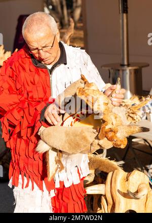 Mummers maschera costruttore di presentare il suo lavoro in un festival Kukeri a Sofia, Bulgaria Foto Stock