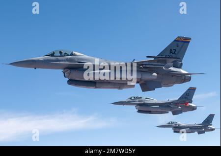 Arizona Air National Guard F-16 Fighting Falcons con la 162nd Wing volare in formazione durante un rifornimento di aria da un KC-135 Stratotanker dalla 161st Air Refueling Wing durante una sortie locale 14 maggio 2022 su Arizona. Foto Stock
