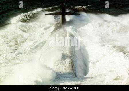 Una vista aerea di poppa del sottomarino d'attacco nucleare USS PHOENIX (SSN-702) in corso. Paese: Oceano Atlantico (AOC) Foto Stock