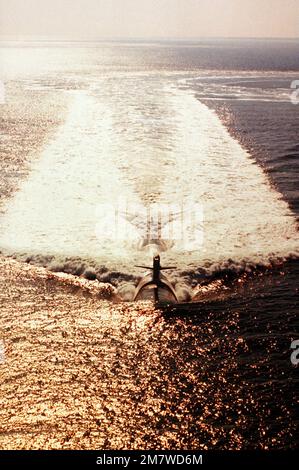 Una vista aerea a prua del sottomarino d'attacco nucleare USS GROTON (SSN-694) in corso. Paese: Oceano Atlantico (AOC) Foto Stock