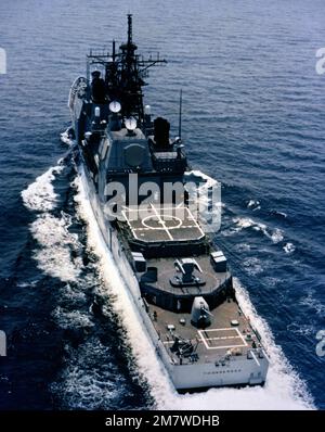 Una vista aerea del quarto porto dell'incrociatore missilistico guidato Aegis USS TICONDEROGA (CG 47) in corso durante le prove in mare. Nazione: Golfo del Messico Foto Stock