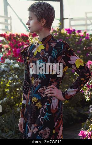Primo piano donna snella in un ritratto elegante vestito a motivi geometrici Foto Stock