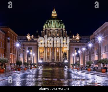 Vista notturna del Vaticano, città del Vaticano, Roma, Lazio, Italia Foto Stock