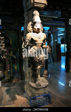 Statue di guardia nana scolpite in pietra al tempio di Meenakshi Madurai stato Tamil Nadu India Foto Stock