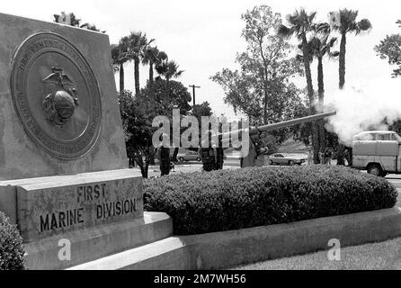 Un saluto da 21 cannoni viene sparato di fronte all'edificio del quartier generale della Divisione Marina DEL 1st durante un servizio del Memorial Day. Base: Marine Corps base Camp Pendleton Stato: California (CA) Paese: Stati Uniti d'America (USA) Foto Stock