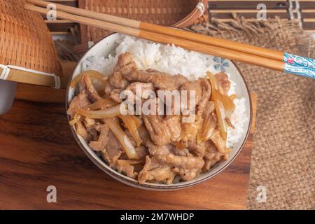 Maiale alla griglia con salsa giapponese e cipolle Foto Stock