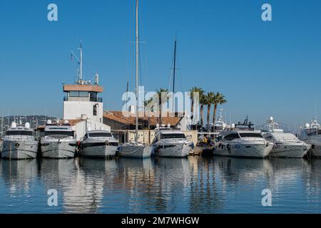 Porto marino Cogolin con yacht in palme porto dietro tme giorno Foto Stock