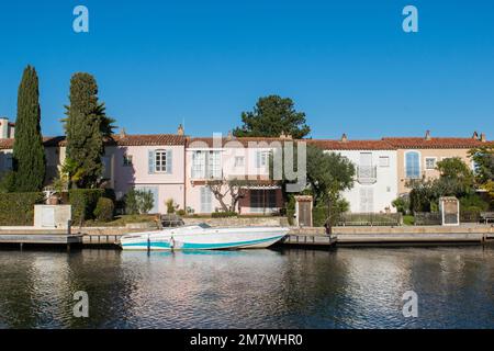 Port Grimaud casa sulla riva del fiume vicino alla spiaggia Foto Stock