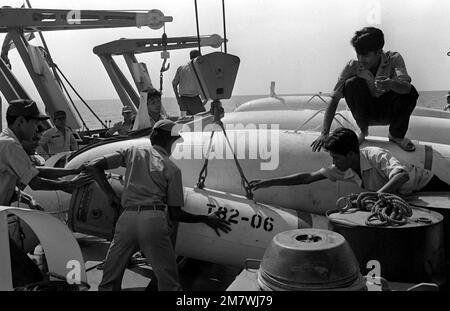 Il personale della marina tailandese reale trasferiva le mine recuperate alla nave di supporto HTMS Thalang durante la fase di recupero delle mine dell'esercizio Cobra Gold '82. Subject Operation/Series: COBRA GOLD '82 base: The-Pha Beach Paese: Thailandia (THA) Foto Stock