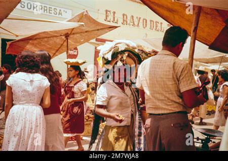 Persone in giornata di mercato, città di Oaxaca, Messico, 1961 Foto Stock