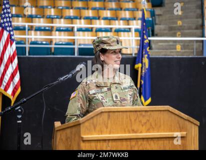 Il comando della Guardia Nazionale dell'Oregon, Sgt. Major Tasha Cruz, comandante del comandante del comando della truppa del 821st Battaglione, dà le sue osservazioni durante la cerimonia di cambio di responsabilità il 14 maggio 2022, all'Auditorium dell'Armeria di Salem. Cruz è la prima soldato femminile della 234th Army Band a raggiungere il rango di sergente maggiore. Foto Stock