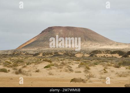 Paesaggio delle dune vicino a Montaña amarilla sull'isola di la Graciosa. Foto Stock