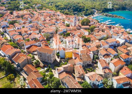 Città di Omisalj sull'isola di Krk, Croazia, vista aerea Foto Stock