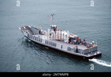 Una vista aerea di un quarto di porto di un'imbarcazione di atterraggio (LCU-1616) collegata all'unità di artigianato d'assalto uno (ACU-1) durante un atterraggio di pratica nell'area di Silver Strand dell'Isola del Nord. Base: San Diego Stato: California (CA) Paese: Stati Uniti d'America (USA) Foto Stock
