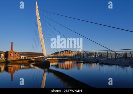 Il Sail Bridge sul fiume Tawe a Swansea, parte della ristrutturazione dei moli della città Foto Stock