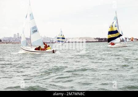 Una vista delle barche a vela che partecipano al torneo di vela Treasure Island Yacht Club. La Naval Air Station, Lemoore, California, è un partecipante alla gara. Base: San Francisco Bay Stato: California (CA) Paese: Stati Uniti d'America (USA) Foto Stock