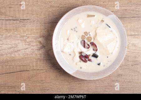 Soia di latte fresco con grani interi, cibo sano Foto Stock