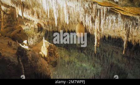 Affascinante mondo di caverna di drippstone Cuevas del Drach, Mallorca, Spagna Foto Stock