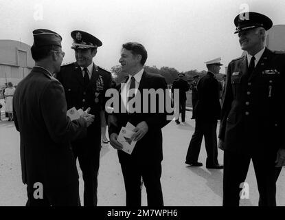 GEN David C. Jones, presidente in pensione, capi DI STATO e di stato MAGGIORE, parla con il Segretario della Difesa Caspar Weinberger al termine della cerimonia di pensionamento. Base: Andrews Air Force base Stato: Maryland (MD) Paese: Stati Uniti d'America (USA) Foto Stock