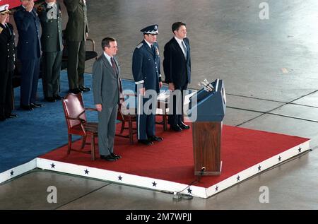 Il Vice Presidente George Bush, di sinistra, GEN David C. Jones, presidente, STAFF dei Capi congiunti, e il Segretario della Difesa Caspar Weinberger, sono all'attenzione durante la cerimonia di pensionamento di GEN Jones. Base: Andrews Air Force base Stato: Maryland (MD) Paese: Stati Uniti d'America (USA) Foto Stock