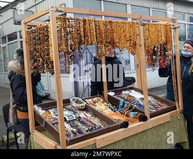 Kiev, Ucraina 11 marzo 2021: Persone, file di merci e navate al mercato dell'antiquariato a Petrovka nella città di Kiev Foto Stock