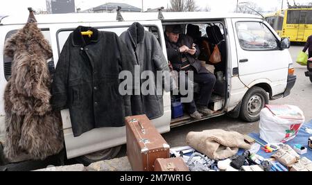 Kiev, Ucraina 11 marzo 2021: Persone, file di merci e navate al mercato dell'antiquariato a Petrovka nella città di Kiev Foto Stock