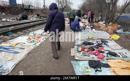 Kiev, Ucraina 11 marzo 2021: Persone, file di merci e navate al mercato dell'antiquariato a Petrovka nella città di Kiev Foto Stock