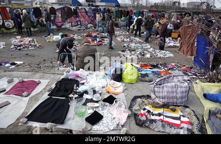 Kiev, Ucraina 11 marzo 2021: Persone, file di merci e navate al mercato dell'antiquariato a Petrovka nella città di Kiev Foto Stock