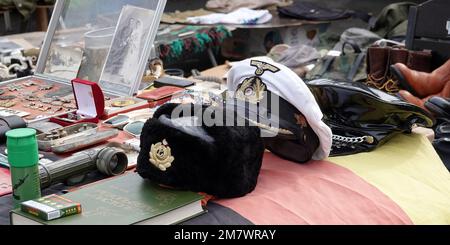 Kiev, Ucraina 11 marzo 2021: Persone, file di merci e navate al mercato dell'antiquariato a Petrovka nella città di Kiev Foto Stock