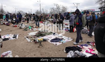Kiev, Ucraina 11 marzo 2021: Persone, file di merci e navate al mercato dell'antiquariato a Petrovka nella città di Kiev Foto Stock