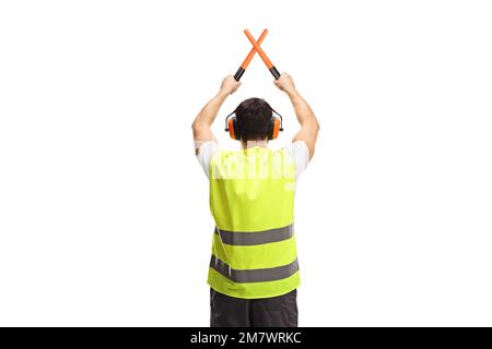 Ripresa della vista posteriore di un marshaller che segnala con bacchette incrociate isolate su sfondo bianco Foto Stock