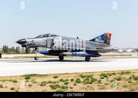 Konya, Turchia - 07 01 2021: Turkish Air Force McDonnel Douglas F-4 e Phantom II caccia jet in posizione decollo durante Anatolian Eagle Air Force Exer Foto Stock