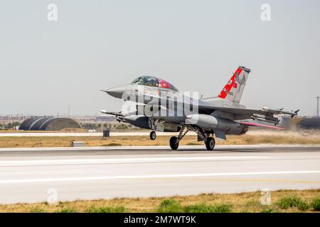 Konya, Turchia - 07 01 2021: Anatolian Eagle Air Force esercizio 2021 2 F16 caccia jet taxi in Turchia come turco Stars squadra di volo attraverso t Foto Stock