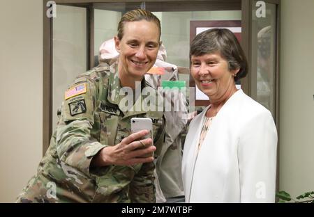 STATI UNITI Susan Henderson, comandante generale del 377th° comando di sostegno del teatro a New Orleans, il. Condivide un selfie con gli Stati Uniti ritirati Janet Cobb durante una cerimonia di dedicazione della stanza al Deployment Sostainment Command a Birmingham, al. 14 maggio 2022. La cerimonia della dedicazione è stata per l’impegno e il servizio di Cobb alla United States Army Reserve. Foto Stock