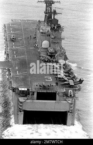 Una vista aerea a poppa della nave d'assalto anfibio USS BELLEAU WOOOD (LHA-3) che partecipa a 17th operazioni dell'unità anfibio marina. Base: White Beach Stato: California (CA) Paese: Stati Uniti d'America (USA) Foto Stock