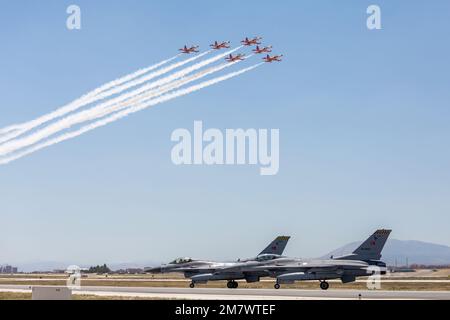 Konya, Turchia - 07 01 2021: Anatolian Eagle Air Force esercizio 2021 F16 Fighter Jet in una posizione tassante in Turke Foto Stock