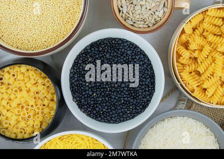 Lenticchie in ciotola. Impulso proteico che viene essiccato e poi imbevuto e cotto prima di mangiare. Prodotto organico vegano. Vista dall'alto. Foto Stock