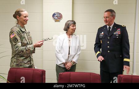 STATI UNITI Susan Henderson, comandante generale del 377th Theatre Sustainment Command, con sede a New Orleans, il. Condivide una risata con gli Stati Uniti pensionati Gen. Janet Cobb dell'esercito e degli Stati Uniti Esercito Brig. Il generale Stephen Rutner, comandante degli Stati Uniti Comando di supporto per l'implementazione della Riserva dell'esercito a Birmingham, al. Durante la cerimonia di dedicazione della sala al Deployment Support Command il 14 maggio 2022. La cerimonia ha ricordato il servizio di Cobb all’unità dal 2008 giugno al 2011 marzo. Foto Stock